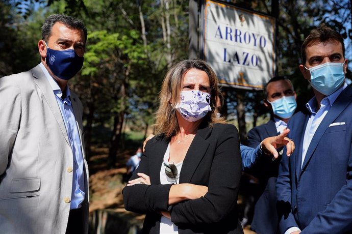 La ministra para la Transición Ecológica, Teresa Ribera, en su visita al toledano barrio de Azucaica tras las tormentas