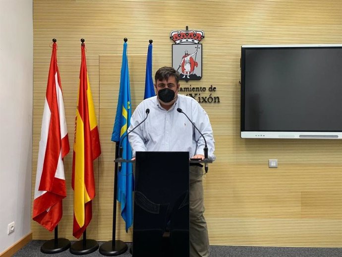 Pelayo Barcia, concejal de Foro Asturias en Gijón, en rueda de prensa en el Ayuntamiento gijonés