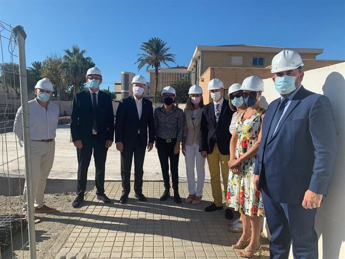 El consejero de Educación y Deporte, Javier Imbroda, visita las obras del CEIP Mare Nostrum de Adra (Almería).