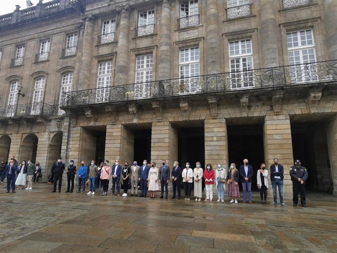 Concentración y minuto de silencio ante el Pazo de Raxoi de Santiago convocado por el crimen machista de A Coruña. Asisten la vicepresidenta segunda del Gobierno, Yolanda Díaz, y el presidente de la Xunta, Alberto Núñez Feijóo.