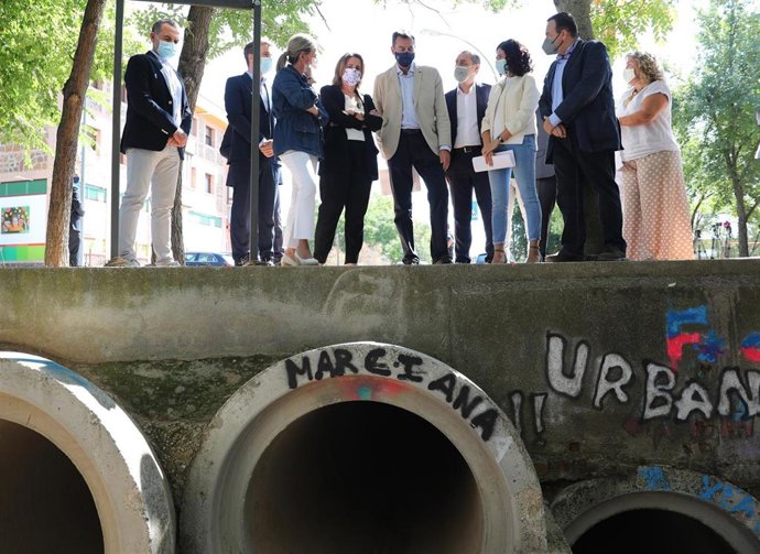 La vicepresidenta y ministra para la Transición Ecológica y el Reto Demográfico, Teresa Ribera, visita el barrio de Azucaica en Toledo, junto a la alcaldesa Milagros Tolón, una zona afectada por las tormentas