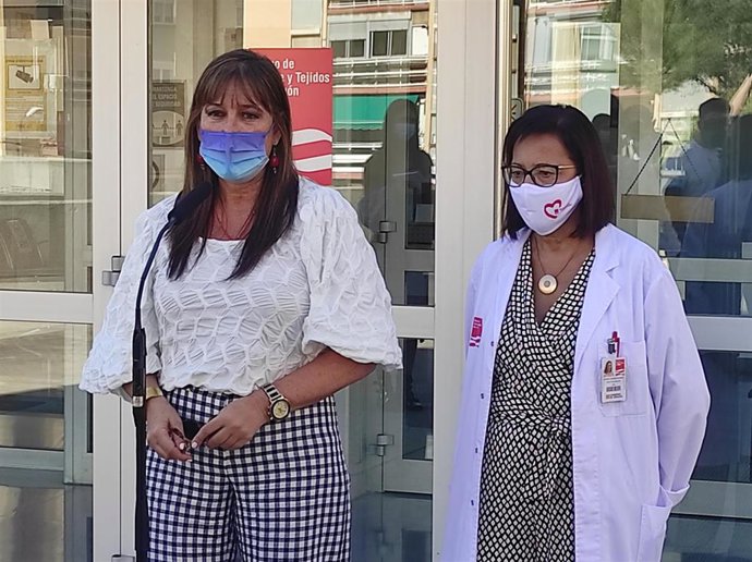 La consejera de Sanidad del Gobierno de Aragón, Sira Repollés, en su visita al Banco de Sangre y Tejidos de Aragón, en Zaragoza.