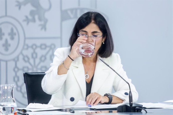 La ministra de Sanidad, Carolina Darias, bebe agua durante una rueda de prensa posterior a la reunión del Consejo Interterritorial del Sistema Nacional de Salud, a 15 de septiembre de 2021, en Madrid (España). Ampliar el aforo en estadios y eventos depo