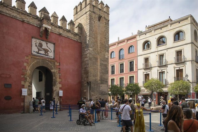 Turistas hacen cola para visitar el Álcazar de Sevilla 