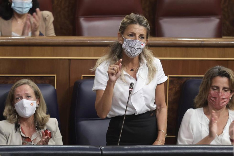 La vicepresidenta segunda del Gobierno y ministra de Trabajo y Economía Social, Yolanda Díaz, interviene en una sesión de control al Gobierno