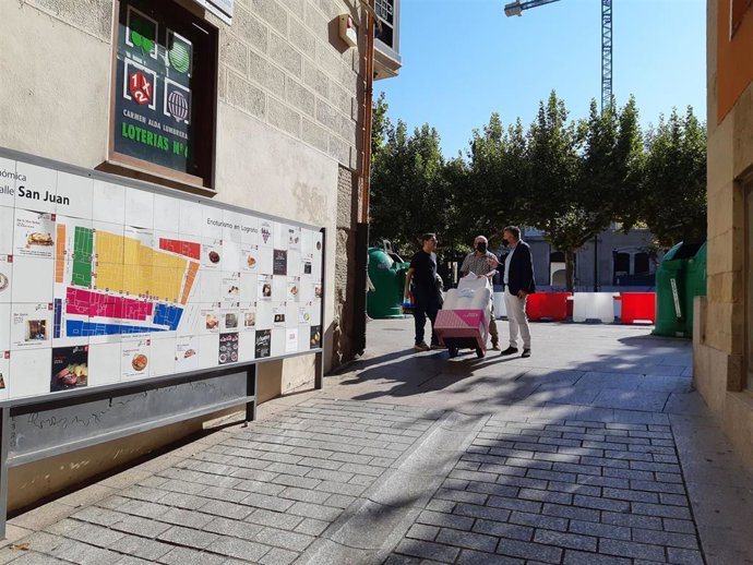 El portavoz de los 'populares' Conrado Escobar escucha a los hosteleros