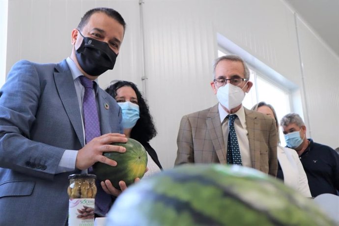 El consejero de Agricultura, Agua y Desarrollo Rural, Francisco Martínez Arroyo, EN la localidad toledana de Camuñas.