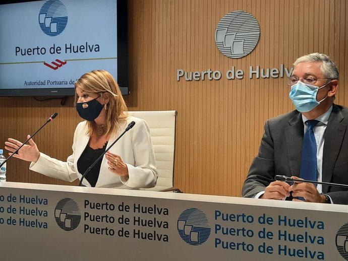 La presidenta del Puerto de Huelva, Pilar Miranda, junto con el director del Puerto de Huelva, Ignacio Álvarez-Ossorio, en rueda de prensa.