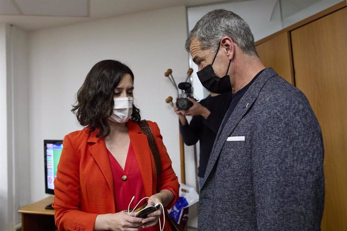 Archivo - La presidente de la Comunidad de Madrid, Isabel Díaz Ayuso, y el director de la Oficina del Español, Toni Cantó