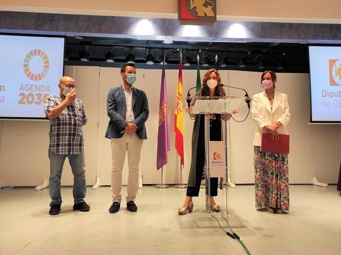 La vicepresidenta de la Diputación de Córdoba, Felisa Cañete (centro), entre Farrés, Maestre y Lesmes (izda.).