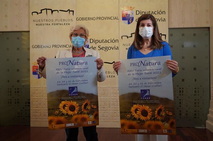 La presidenta de Femur, Juana Borrego (izquierda) y la diputada de Asuntos Sociales, Azucena Suárez (derecha).