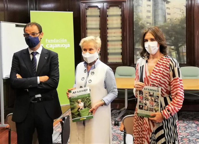 La presidenta nacional de AFAMMER, Carmen Quintanilla; la presidenta local, Rosa Fernández, y David Navarro, director de AgroBank de la dirección territorial Ebro de CaixaBank, han fimado en Logroño un acuerdo entre ambas entidades.