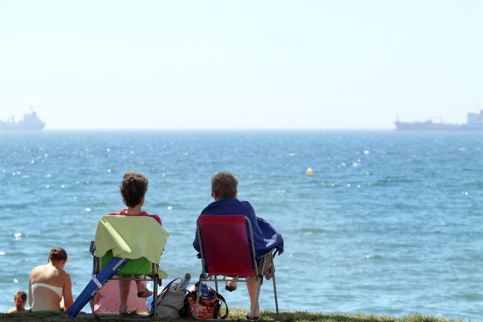 Archivo - Bañistas y turistas disfrutan de un día en la playa.