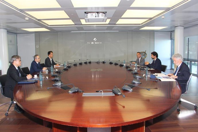 Las dos delegaciones, reunidas.