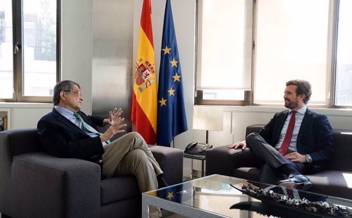 El líder del PP, Pablo Casado, se reúne con el escritor nicaragüense Sergio Ramírez