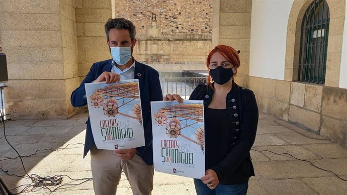 El portavoz del Gobierno cacereño, Andrés Licerán, y la concejala de Festejos, Fernanda Valdés, presentan la programación de la Feria de San Miguel
