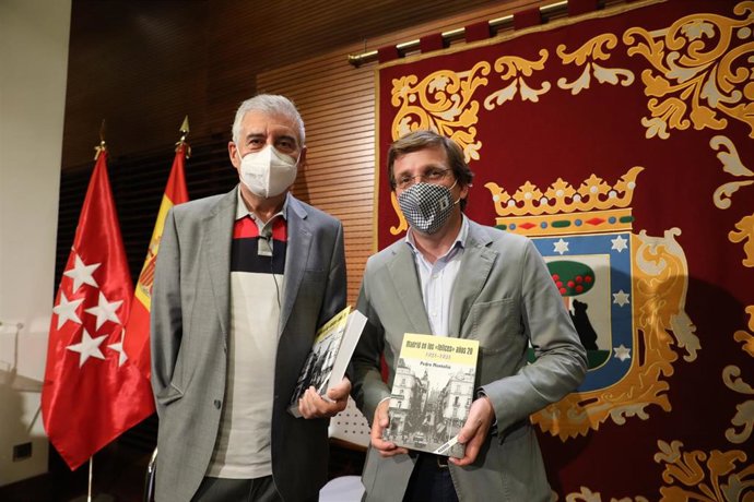 El escritor Pedro Montoliú (i) y el alcalde, José Luis Martínez Almeida, en el acto de presentación del libro
