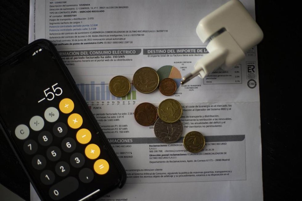 Una factura del consumo de luz, a 10 de septiembre de 2021, en Madrid (España). El precio medio diario de la electricidad en el mercado mayorista batirá un nuevo récord este viernes al alcanzar los 152,32 euros por megavatio hora (MWh), su mayor precio 