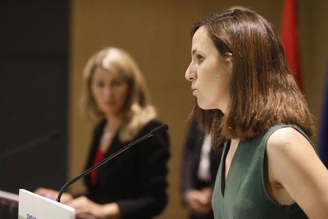 Archivo - Imagen de recurso (I-D) de la vicepresidenta tercera del Gobierno, Yolanda Díaz, y la ministra de Derechos Sociales y Agenda 2030, Ione Belarra.