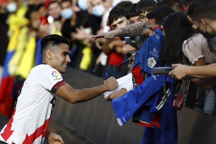 16 September 2021, Spain, Madrid: Colombian footballer Radamel Falcao signs a jersey for a fan during his official presentation as a new player of Rayo Vallecano at the Estadio de Vallecas. Photo: Apo Caballero/DAX via ZUMA Press Wire/dpa