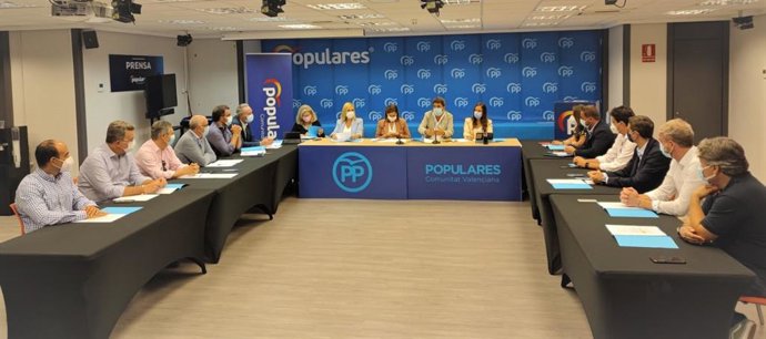 Reunión de diputados nacionales y senadores del PP