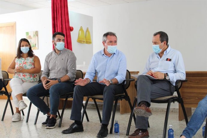 El secretario general del PSOE de Andalucía, Juan Espadas, en una reunión con municipios afectados por incendio de Sierra Bermeja