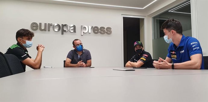 Manu González (dcha de azul) junto a Ana Carrasco y Adrián Huertas en su visita a Europa Press antes del Gran Premio de Catalunya de Superbikes