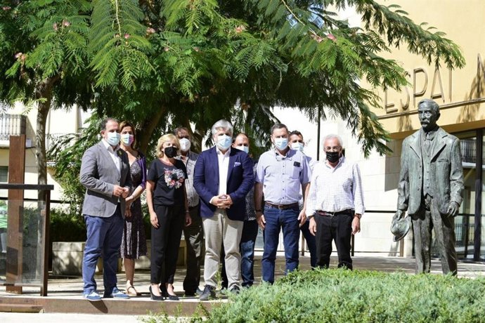 El presidente de Junts en el Parlament, Albert Batet, con los diputados de la demarcación de Lleida
