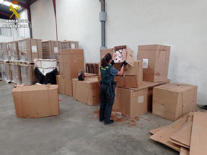 La Guardia Civil interviene más de 3.800 kilogramos de picadura de tabaco en una nave industrial de Silla