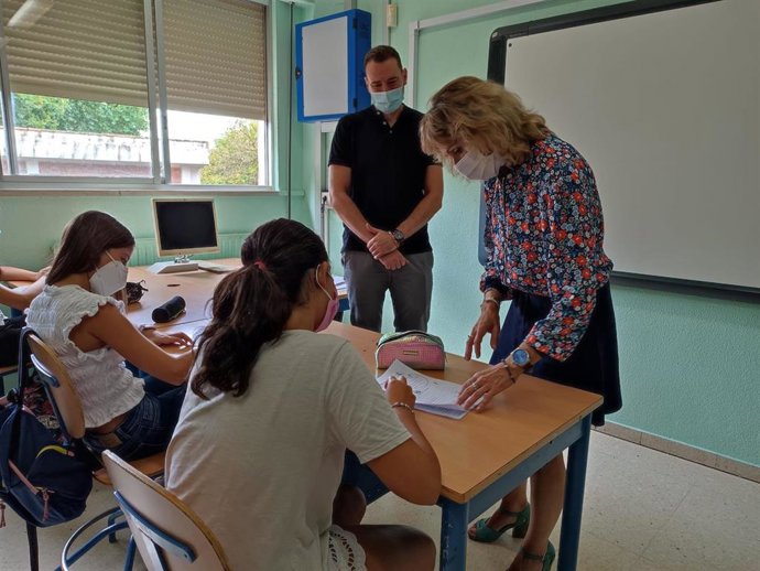 La delegada territorial de Educación y Deporte de la Junta en Córdoba, Inmaculada Troncoso, visita un aula.