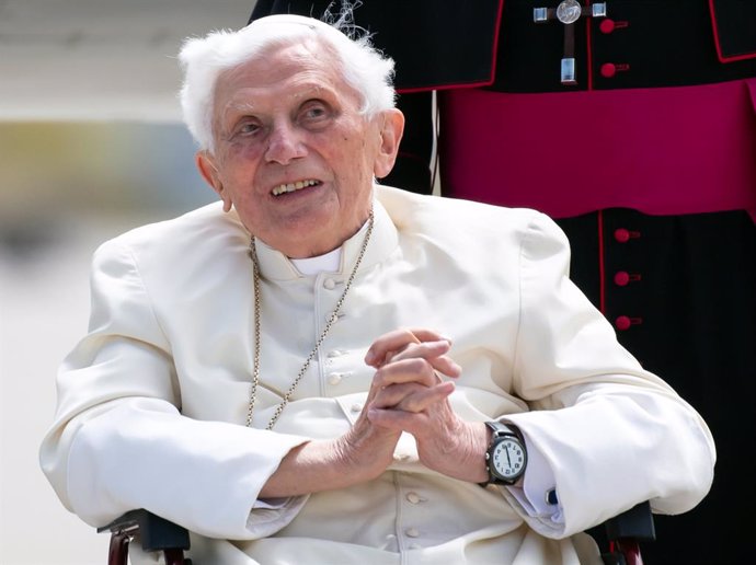 Archivo - FILED - 22 June 2020, Bavaria, Freising: Pope Emeritus Benedict XVI arrives at the airport for his return flight to the Vatican. Pope Emeritus Benedict XVI lashed out at Germany's Catholic Church in published comments on Monday, perhaps signal