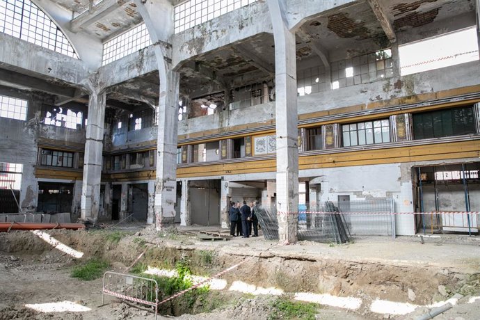 Archivo - El secretario general de la Organización Mundial del Turismo (OMT), Zurab Pololikashvili, visita el antiguo mercado de la Puerta de la Carne de Sevilla con motivo de su restauración.
