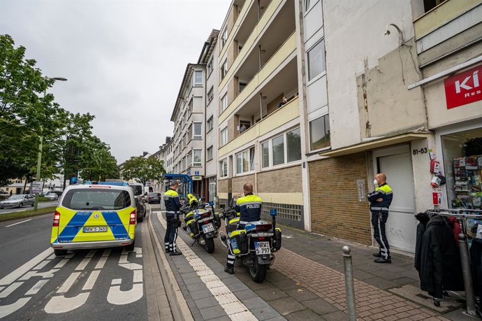16 September 2021, North Rhine-Westphalia, Hagen: Police search an apartment building. Following the large police operation at the synagogue, there has been one arrest, according to the Interior Minister of North Rhine-Westphalia. "A youth was arrested,