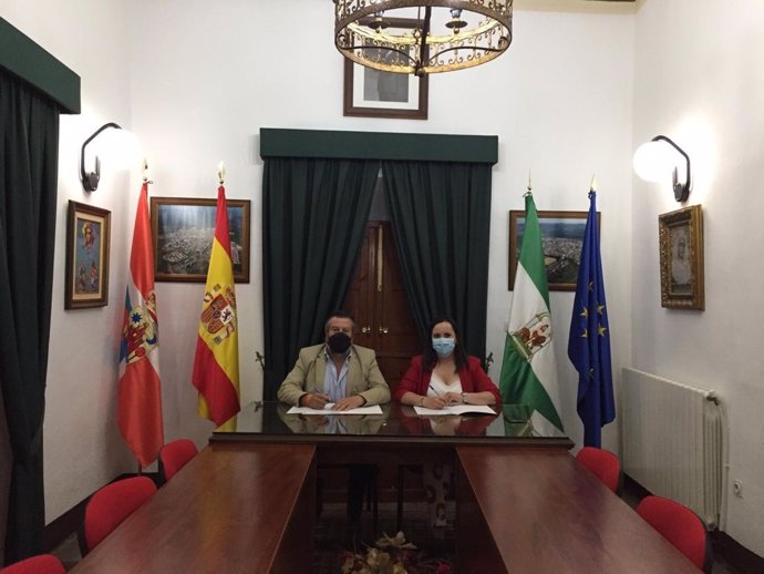 Firma del convenio de colaboración entre el delegado de Regeneración, Justicia y Administración Local en Huelva, Alfredo Martín, y la alcaldesa de Cumbres Mayores, Gemma Castaño.