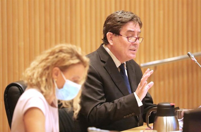 La presidenta del Congreso de los Diputados, Meritxell Batet (i), y el director del Instituto Cervantes, Luis García Montero (d), en el acto conmemorativo del 30 Aniversario del Instituto Cervantes