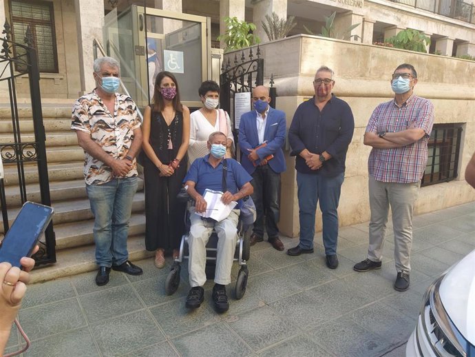 Miembros de la Mesa del Ferrocarril frente a la Subdelegación de Gobierno de Almería.