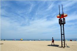 Archivo - Creu Roja en una playa catalana