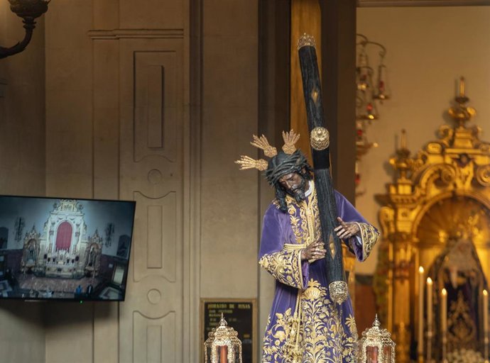 Archivo - Traslado en andas del Señor a la plaza de San Lorenzo en otoño de 2020