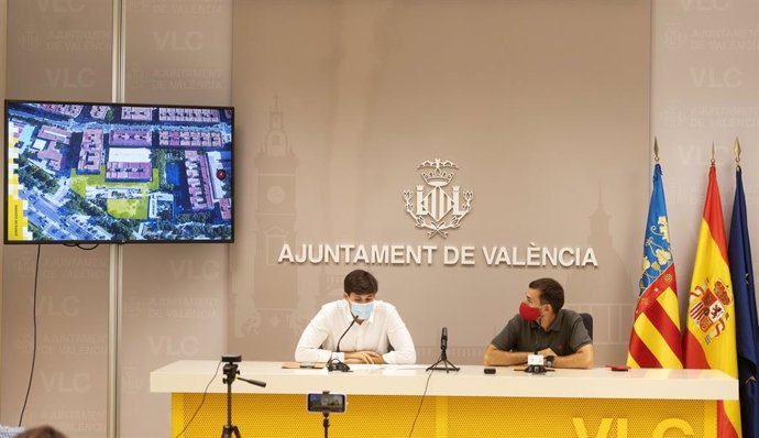 L'edil d'Hisenda a Valncia,Borja Sanjuán, al costat del vicealcalde de la ciutat, Sergi Campillo, en la roda de premsa posterior a la Junta de Govern Local.