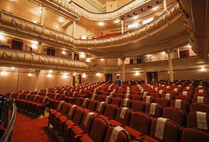 Archivo - Imagen del Gran Teatro de Huelva antes de un espectáculo.