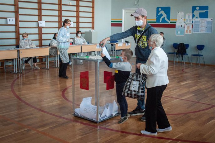 Archivo - 12 September 2020, Russia, Tambow: A small child wearing a face mask casts his father's vote in a ballot box at a polling station during the 2020 Regional elections. Photo: Lev Vlasov/SOPA Images via ZUMA Wire/dpa