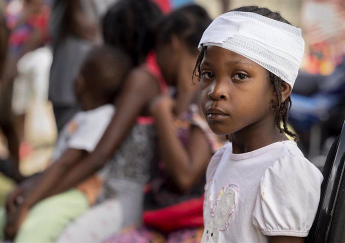 Una niña recibe tratamiento médico en Haití tras el terremoto. 
