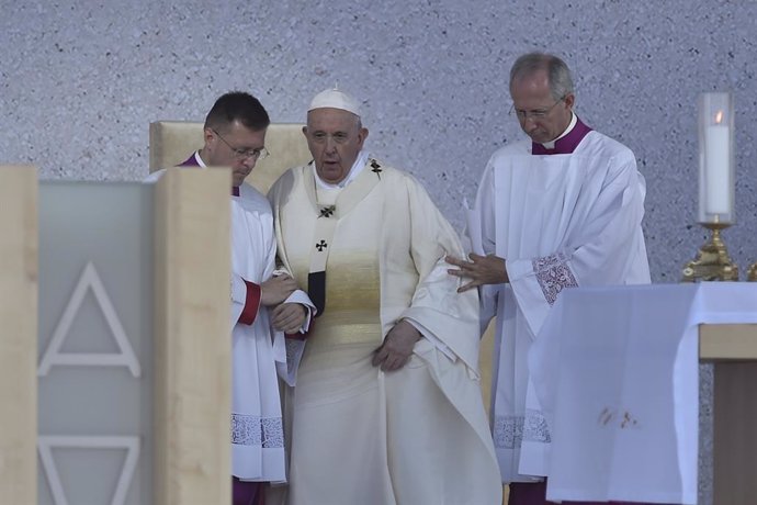 15 September 2021, Slovakia, Sastin: Pope Francis (C)attends the Holy Mass in the open-air area at the National Shrine in Sastin, which is known as a pilgrimage site where people come to venerate the statue of the Our Lady of Sorrows. Photo: ?álek Václ