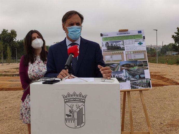 El alcalde de Salamanca atiende a los medios en su visita a las obras de la lomja agropecuaria.