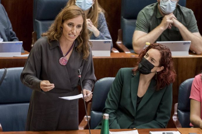 La portavoz de Más Madrid, Mónica García (i), y la diputada María Pastor (d), en una sesión de control al Gobierno de la Comunidad de Madrid en la Asamblea de Madrid, a 16 de septiembre de 2021