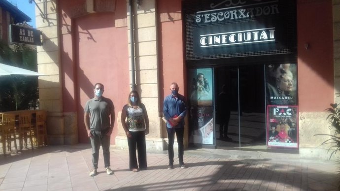 La consellera de Cultura, Patrimonio y Política Lingüístca, Bel Busquets, visita los cines Ciutat.