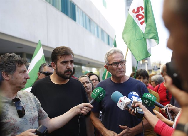 Archivo - El portavoz nacional del SAT, Óscar Reina (i), junto a Diego Cañamero (d), asiste a la concentración por el juicio a los 35 sindicalistas del SAT.