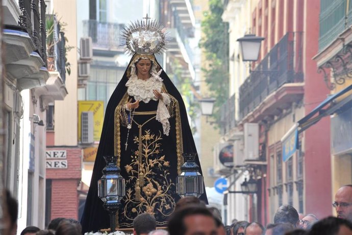 La Virgen de las Tristezas de Vera+Cruz, en andas, por la calle Baños.