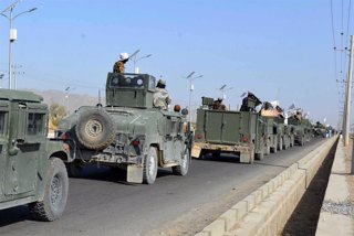 Vehículos con milicianos talibán en Kandahar.