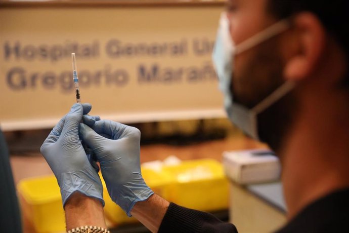 Un sanitario prepara una vacuna contra el coronavirus, en el dispositivo puesto en marcha en las instalaciones del Hospital General Universitario Gregorio Marañón.
